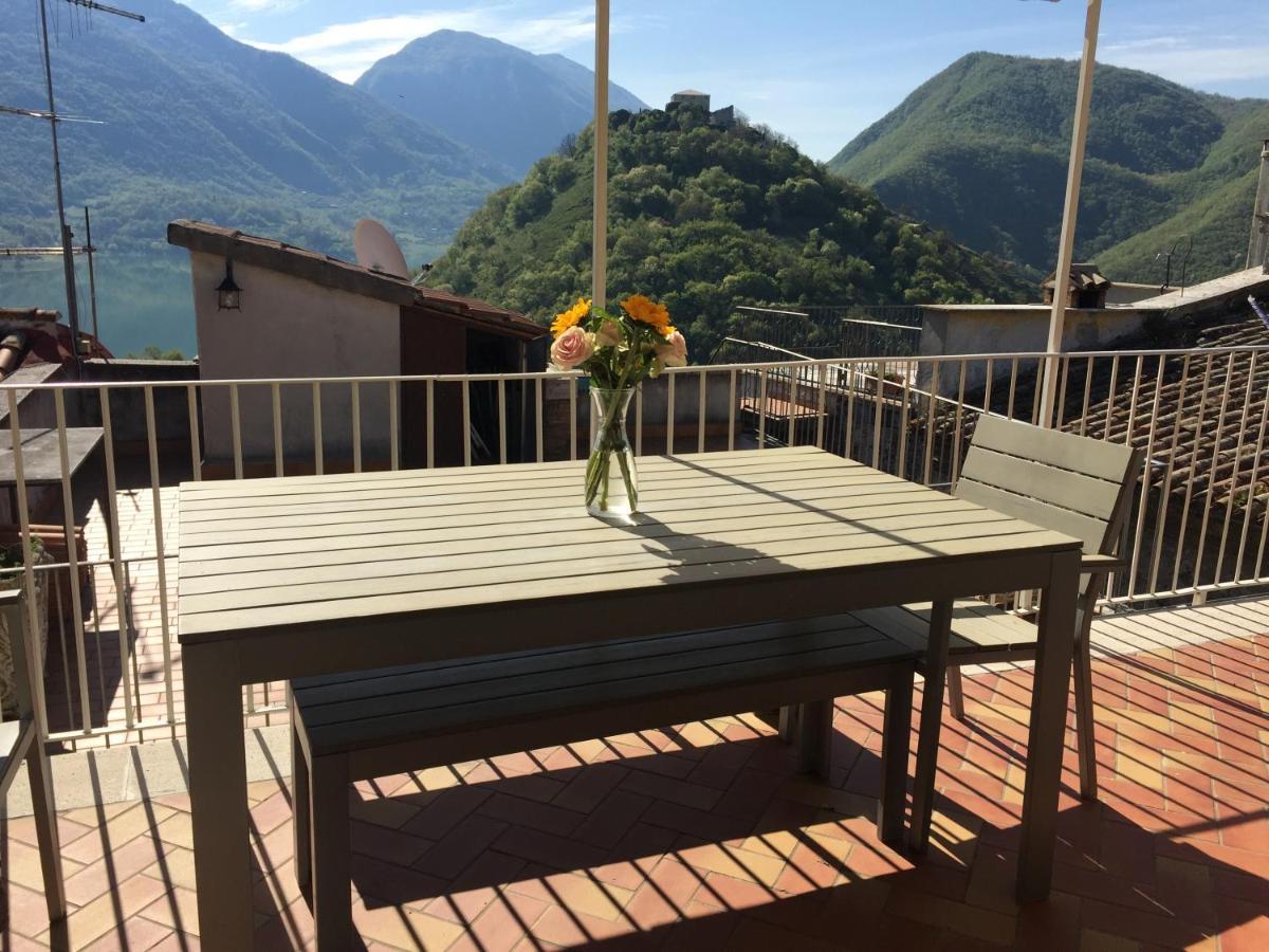 Stanza Privata In Attico Con Terrazza - Lakeholiday It Castel di Tora Bagian luar foto